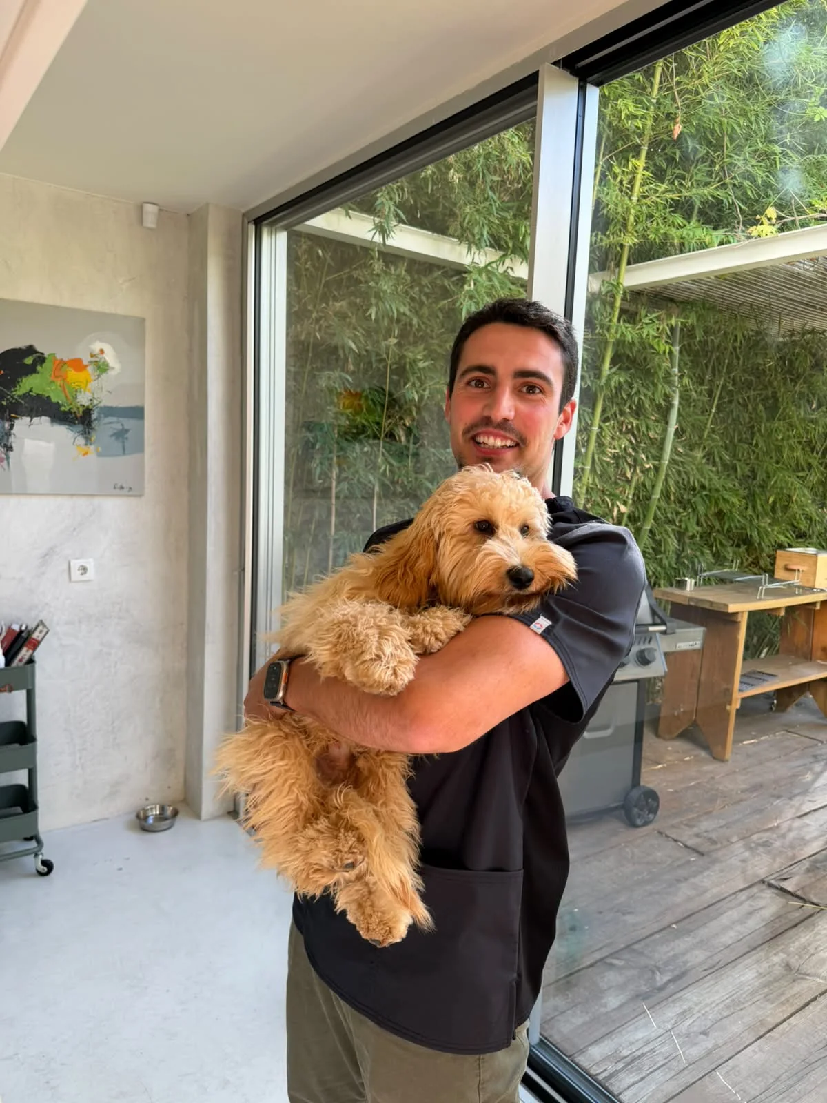 Francisco Fraga com um cão ao colo durante uma visita Vet2Home ao domicílio